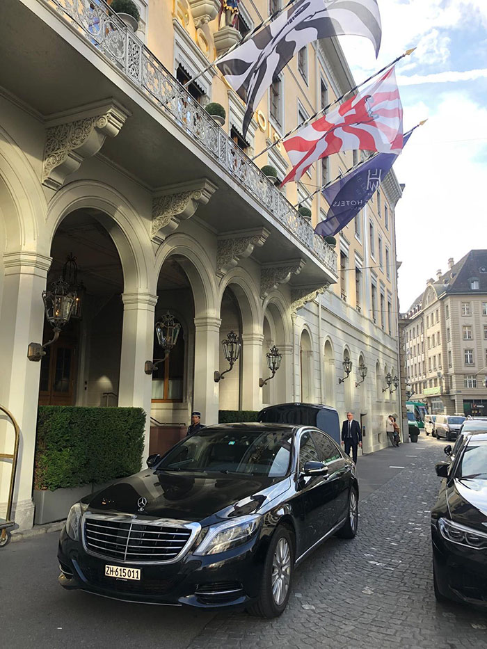 Flughafen Zürich nach Hotel Les Trois Rois Basel Limousinentransfer und Chauffeurservice